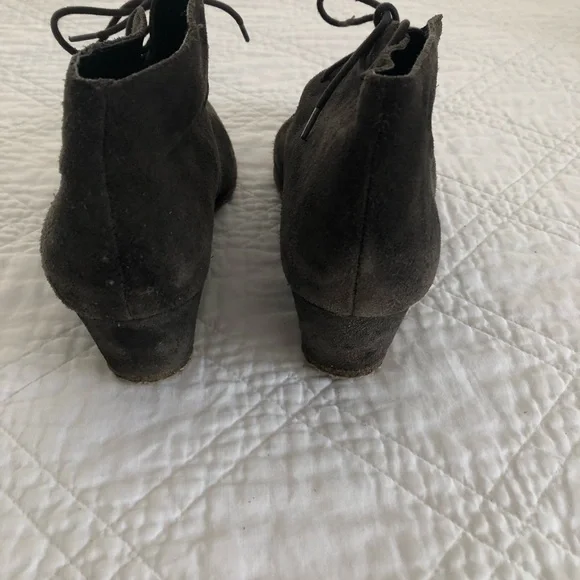 Great condition Franco Sarto Women’s Sz 9 Gray Suede Wedge Heel Lace-Up Booties - Picture 3 of 12